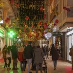 ¡La Navidad en Torrelavega se viste de gala y promete ser más mágica que nunca! Este año, la Plaza Mayor será el corazón de la celebración, con una decoración deslumbrante que atraerá a niños y mayores. Y lo mejor, ¡toda la magia está creada por los artistas Vicente y Alejandro Robledo! 🎨✨