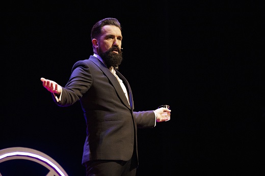 Miguel Lago presenta Lago Comedy Club en el Teatro Casyc